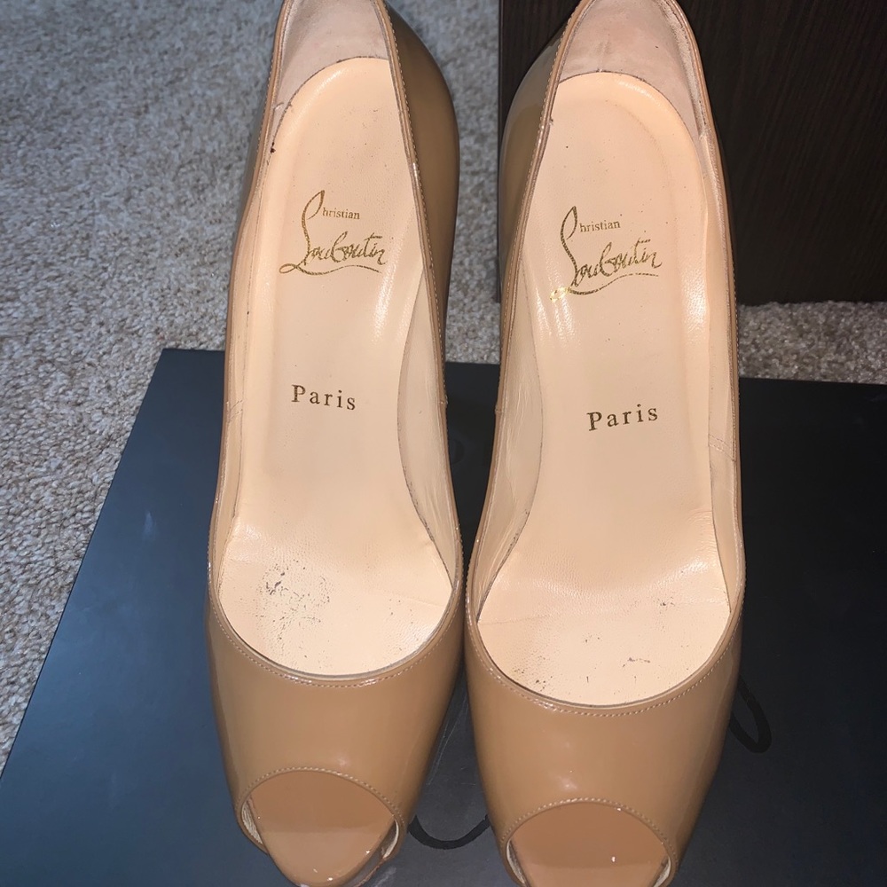 Nude heels very cute I love them♥️👠😢